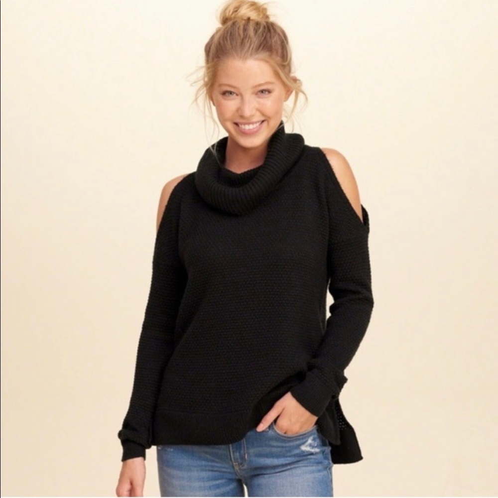Hollister Chunky Turtle Neck Sweater Cold Shoulder